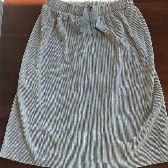 Vero Moda new with tags - fun gold skirt - Picture 2 of 5